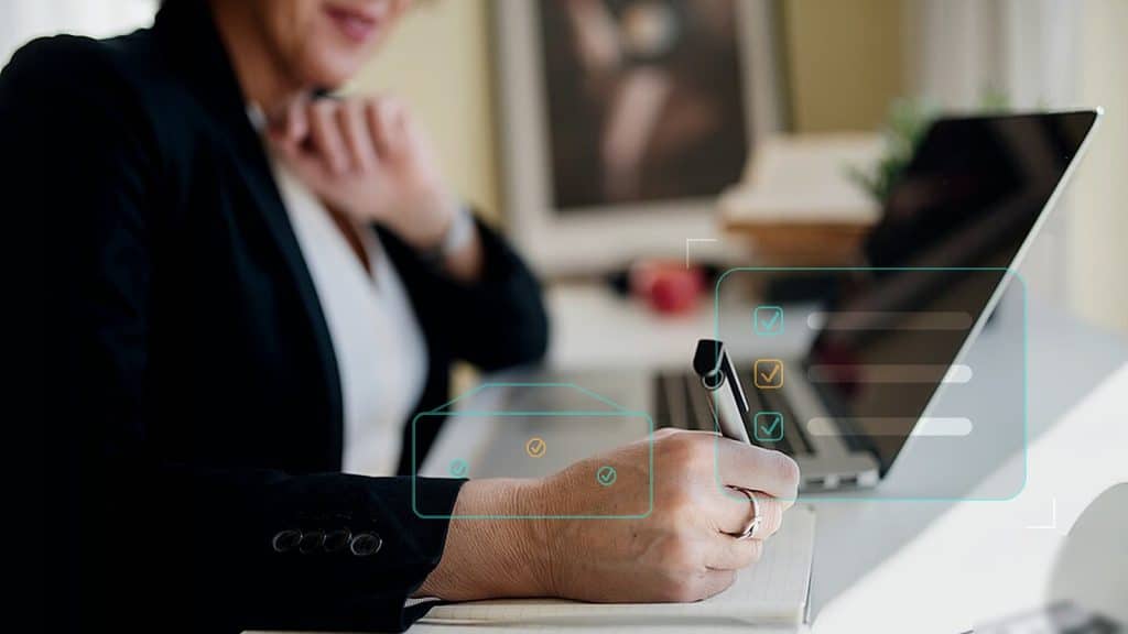 Fotoillustration till artikeln om AI-introduktion för nyanställda, med anteckningar, laptop och checklistor för trygg onboarding med AI-kontroll.