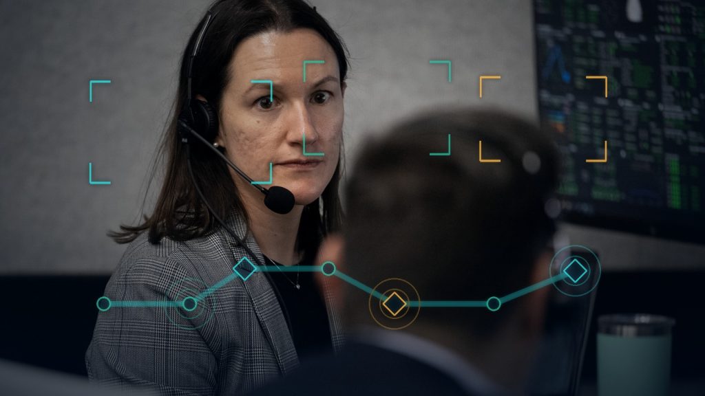 Fotoillustration till artikeln om AI-stödda processer, med operativt kontrollrum och diskreta processmarkörer.