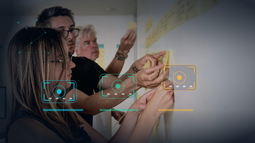 Fotoillustration till artikeln om AI-roadmap 90 dagar, med workshopplanering och tre visuella milstolpar för kontrollerad AI-implementering.